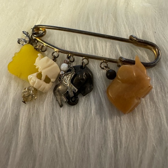 Vintage Elephants Brass Pin - Picture 2 of 2